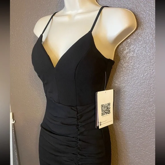 Emerald Sundae Black Ruched Side-Slit Slim Gown - Picture 7 of 10